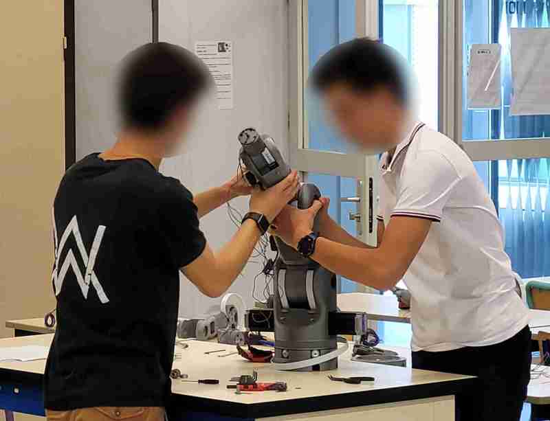 2022-06-21 Atelier robotique - Montage des bras par les élèves