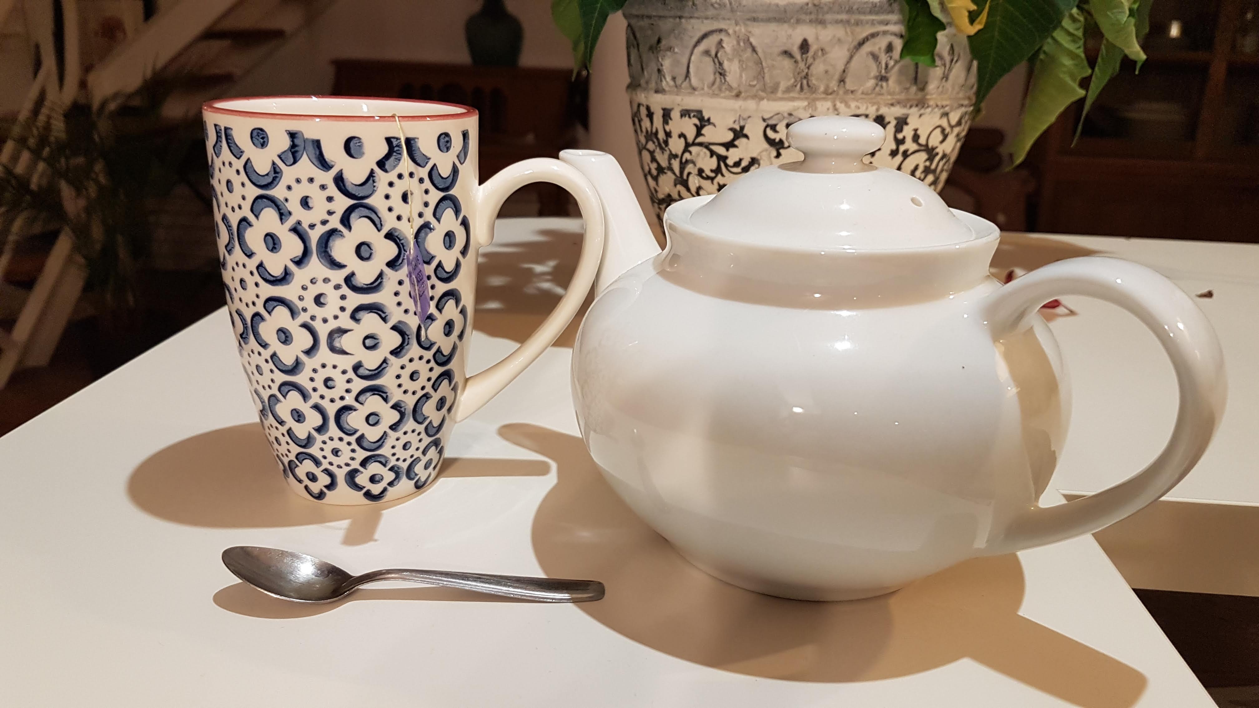 Une théière et une tasse de thé