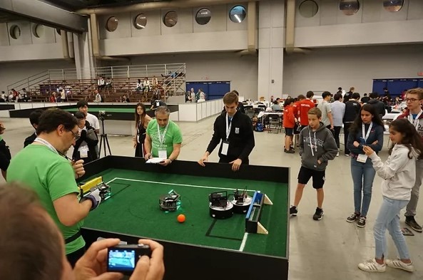 Des robots à roues qui jouent à une version simplifiée du foot de façon autonome. 