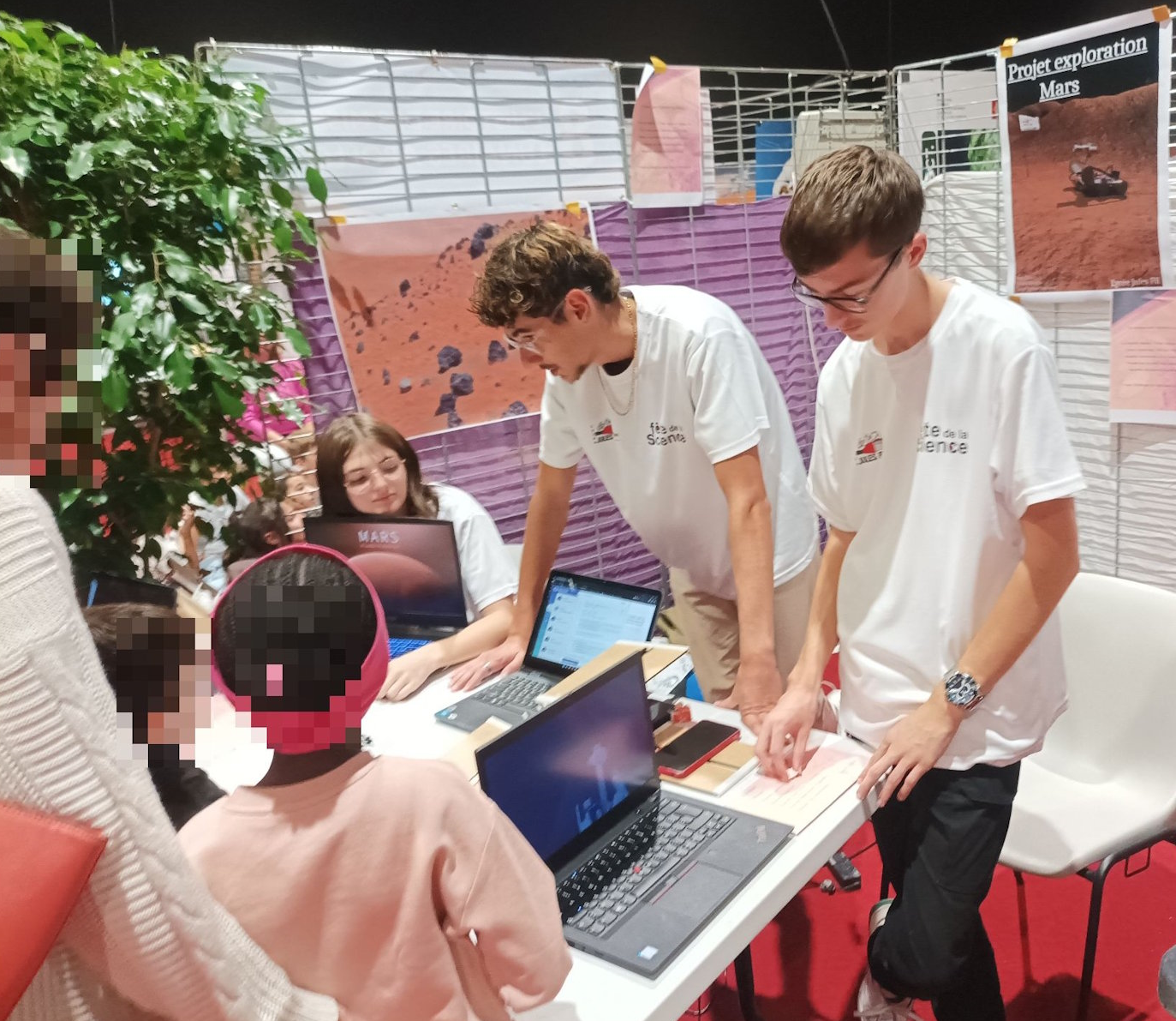 Photo montrant deux élèves de TSTIDD sur leur stand lors de la fête de la science au lycée Jules Fil de Carcassonne