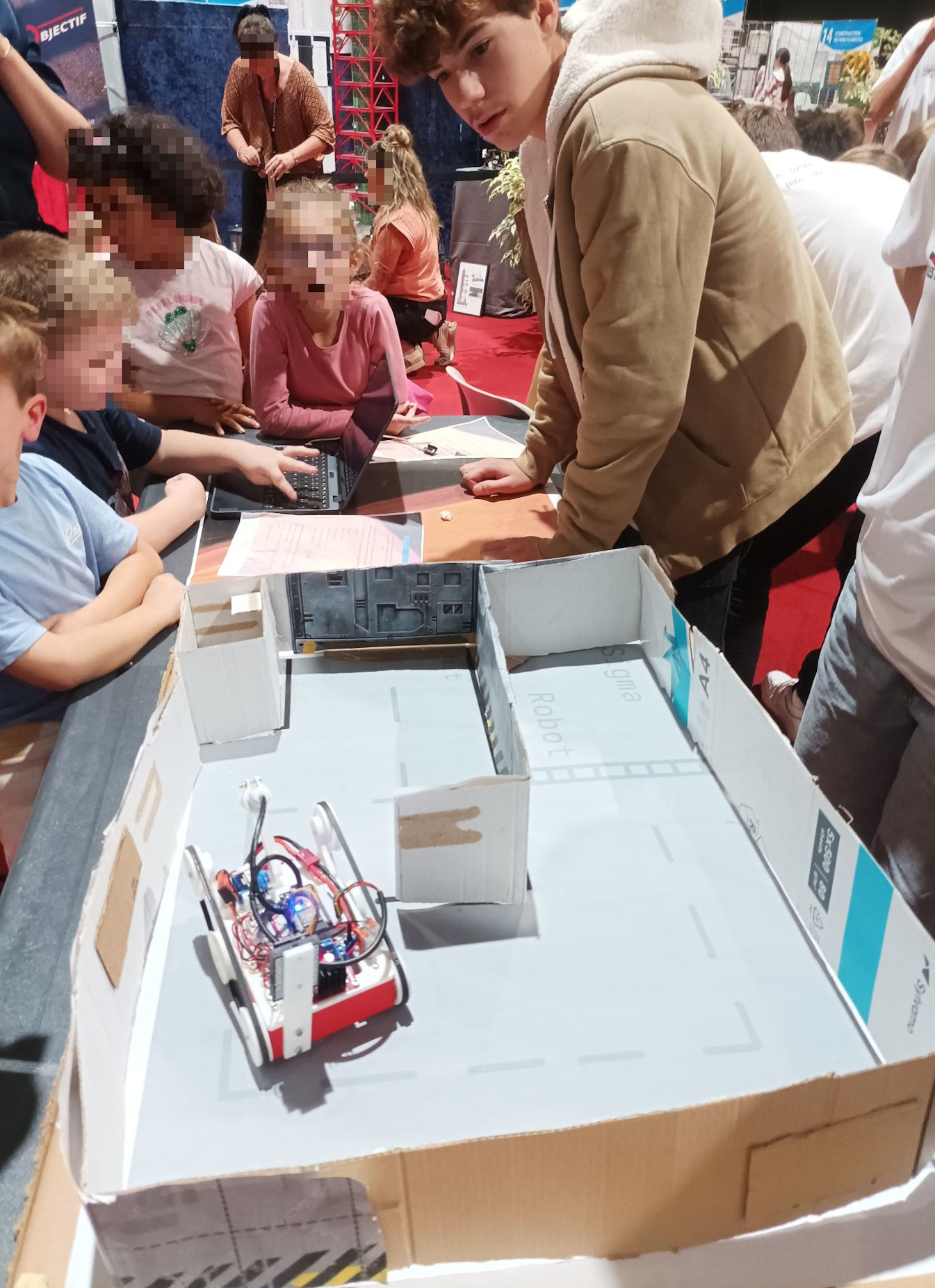 Photo montrant un élève de TSTIDD sur son stand lors de la fête de la science au lycée Jules Fil de Carcassonne