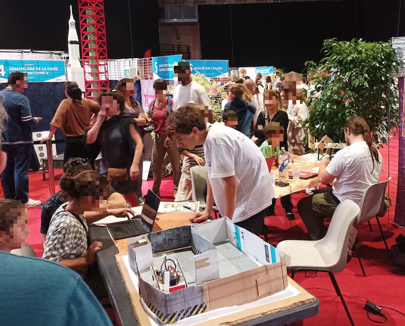 Photo montrant un plan large sur les stands lors de la fête de la science au Lycée Jules Fil à Carcassonne