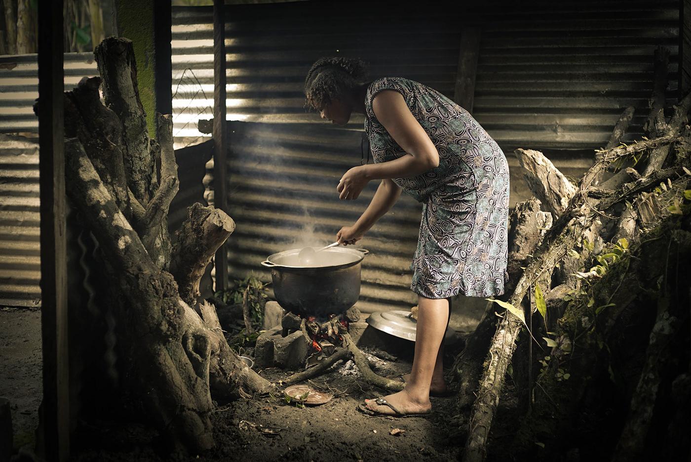 une africaine cuisinant dans un bidonville
