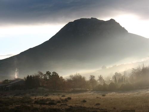 paysage brumeux et montagneux, les Corbières