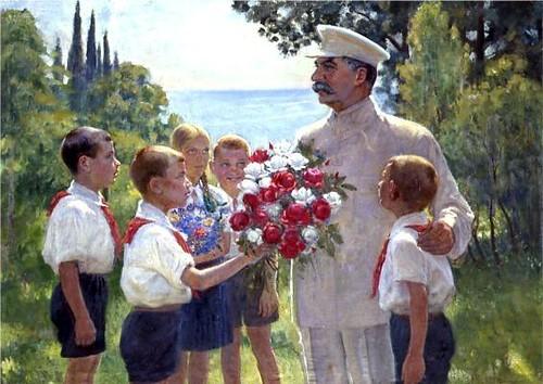 Des enfants offrent des roses à Staline