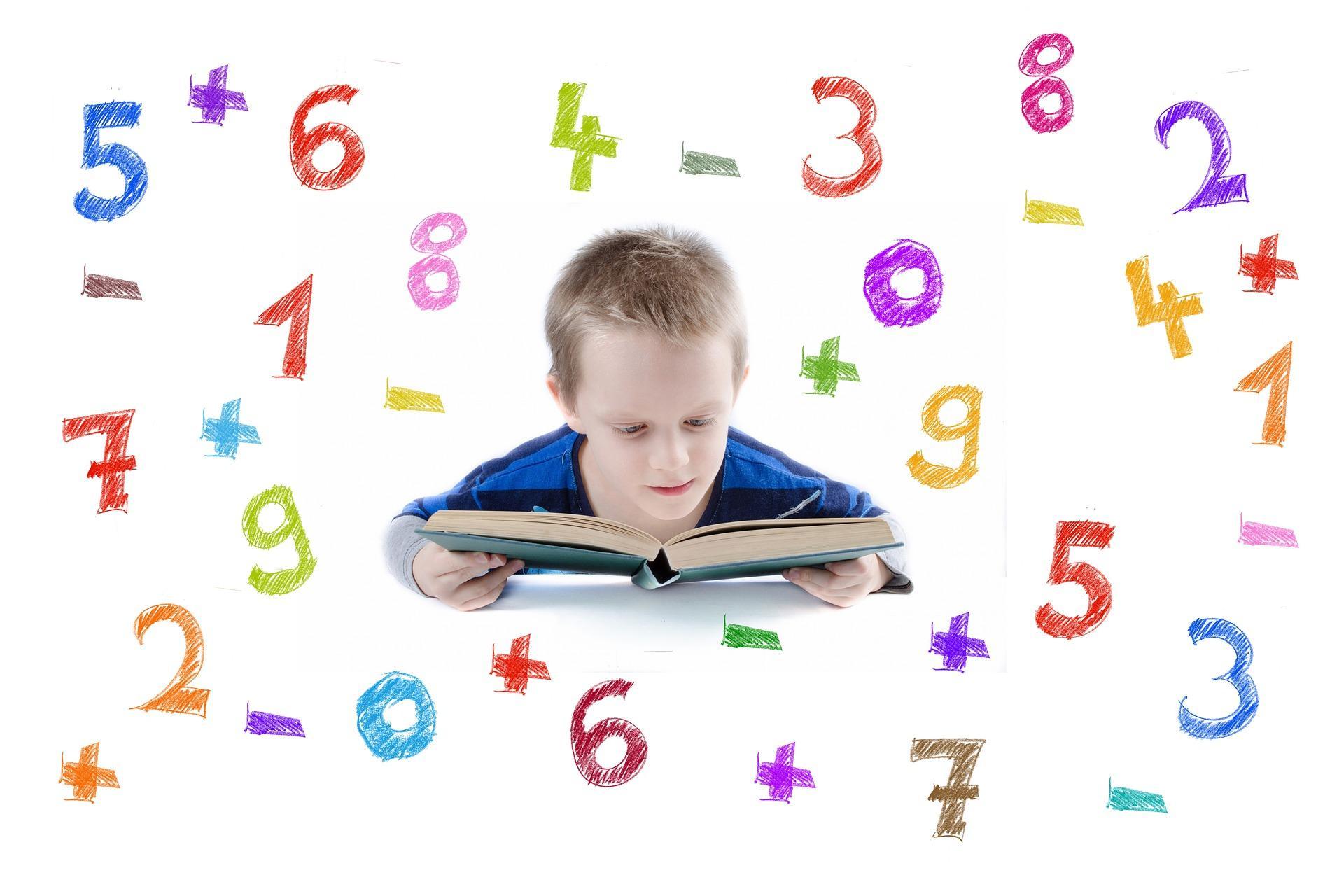 Un enfant lit un livre. Des nombres et des signes opératoires l'entourent.