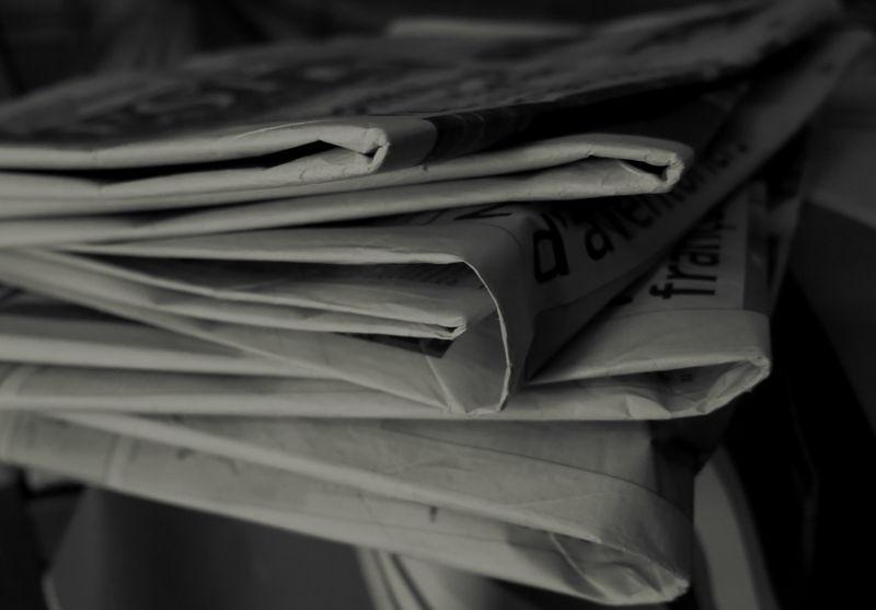 une pile de journaux (photo en noir et blanc)