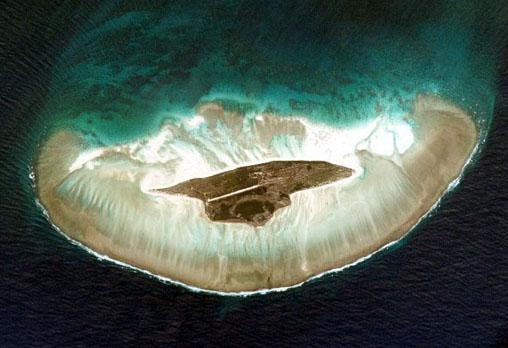 Vue aérienne de l’île de Juan de Nova dans l'océan Indien appartenant aux îles Éparses