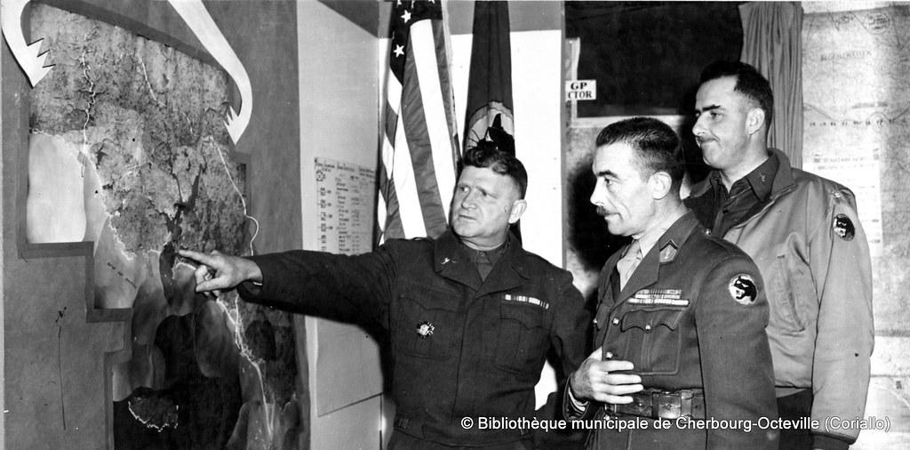 Le Major-General Herman Frederick Kramer, commandant de la 66th US ID avec son chef et sous-chef d'Etat-major, les colonels John W.Keating et Payan devant une carte du secteur de Lorient.