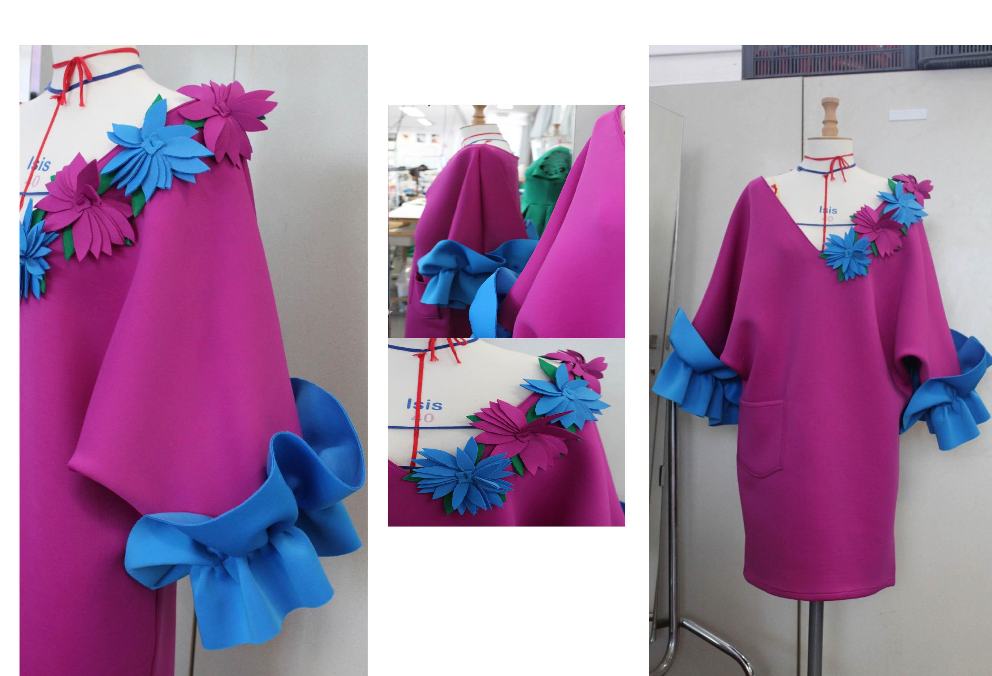 Robe rose avec manche longue, poignet bleu et encolure en V garnis de fleurs roses et bleus