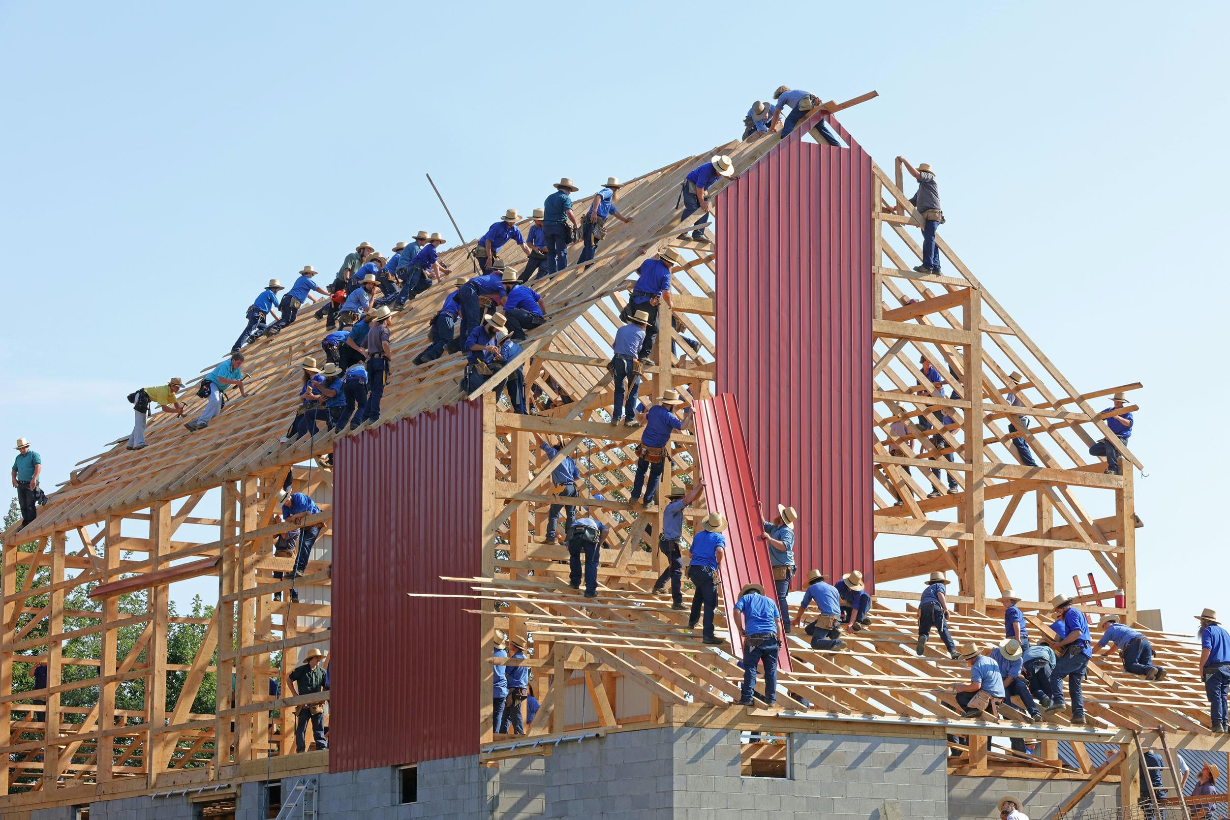 Des dizaines de charpentiers construisent un bâtiment