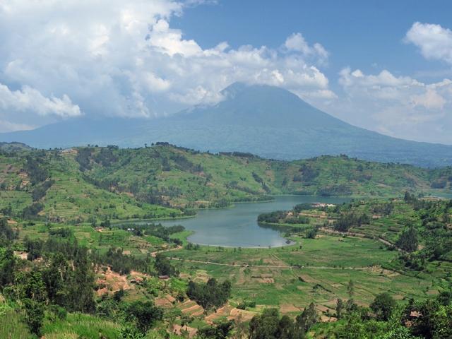 Lac et volcan dans les montagnes des Virunga.