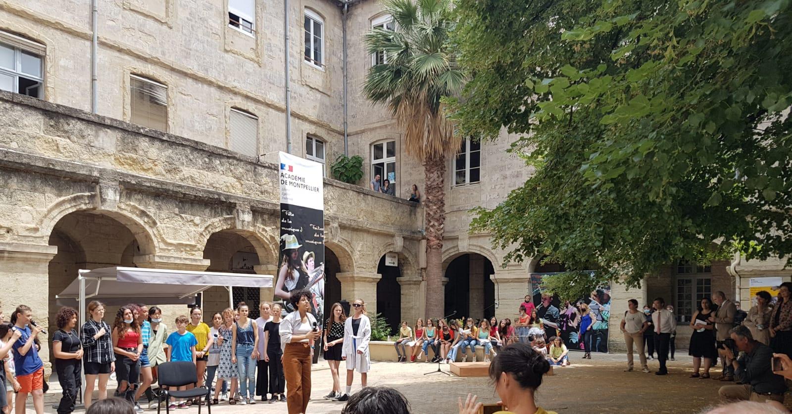 ensemble de personnes rassemblées dans la cour du rectorat pour la fête de la musique