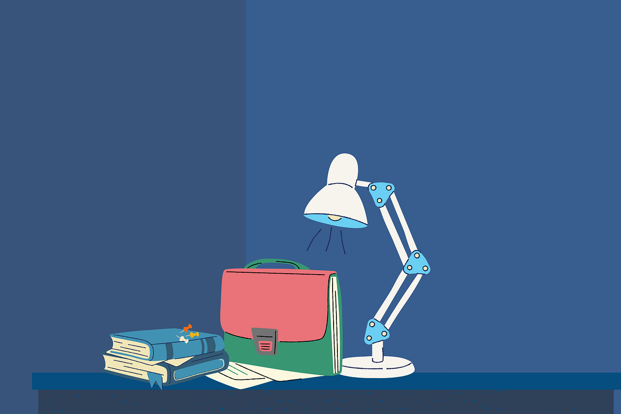 bureau avec livres, cartable et lampe