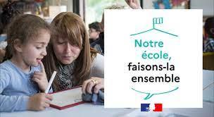 cette image représente le logo du projet "notre école, faisons-là ensemble" et montre une enseignante penchée sur une élève en train de lui apporter un étayage pédagogique