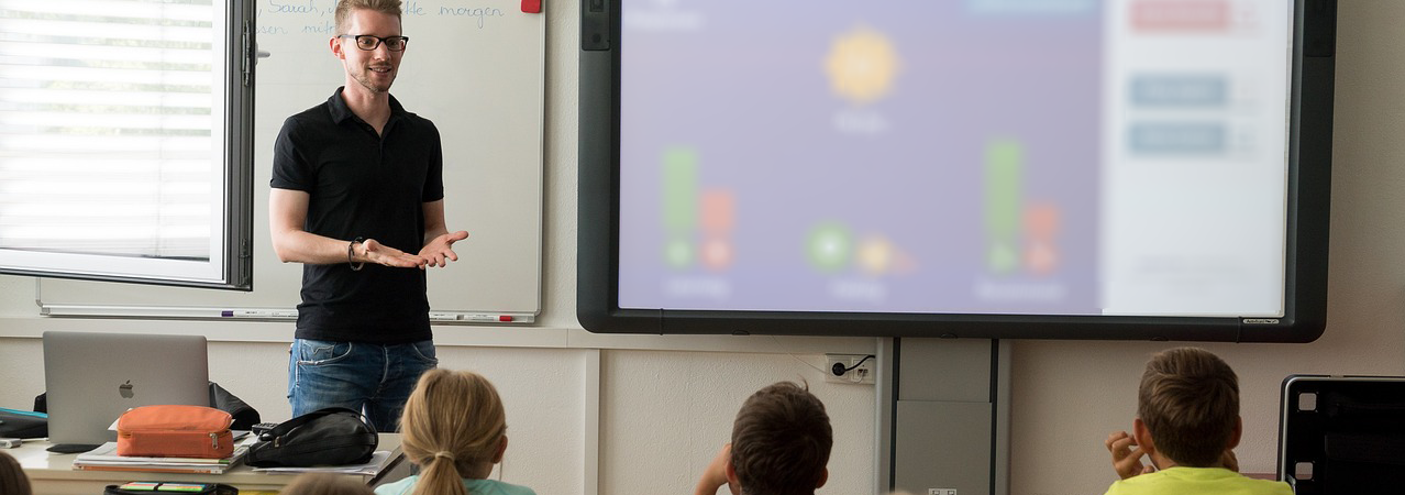 Des élèves dans une classe en face de leur professeur