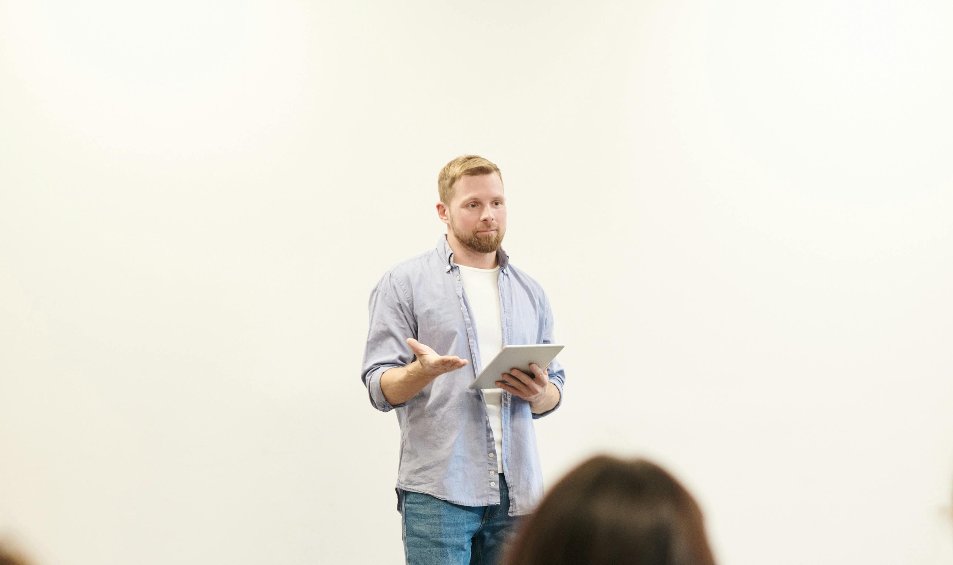 Un homme présentant un sujet devant un jury