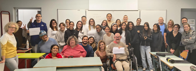 Groupe d'élèves avec leurs professeurs avec des personnes en inclusion..
