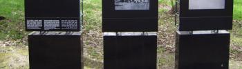 Près du camp de Birkenau Avril 2016 : un bois, un champ et des panneaux explicatifs sur la Shoah