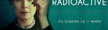 Marie Curie tenant une fiole