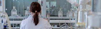 Étudiante dans un laboratoire de chimie