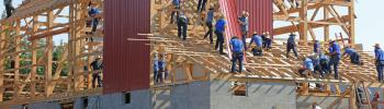 Des dizaines de charpentiers construisent un bâtiment