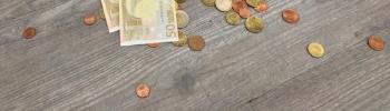 Verre de pièces et de billet en € renversé