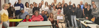 Groupe d'élèves avec leurs professeurs avec des personnes en inclusion..