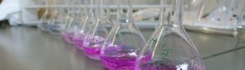 Des fioles jaugées avec différentes solutions